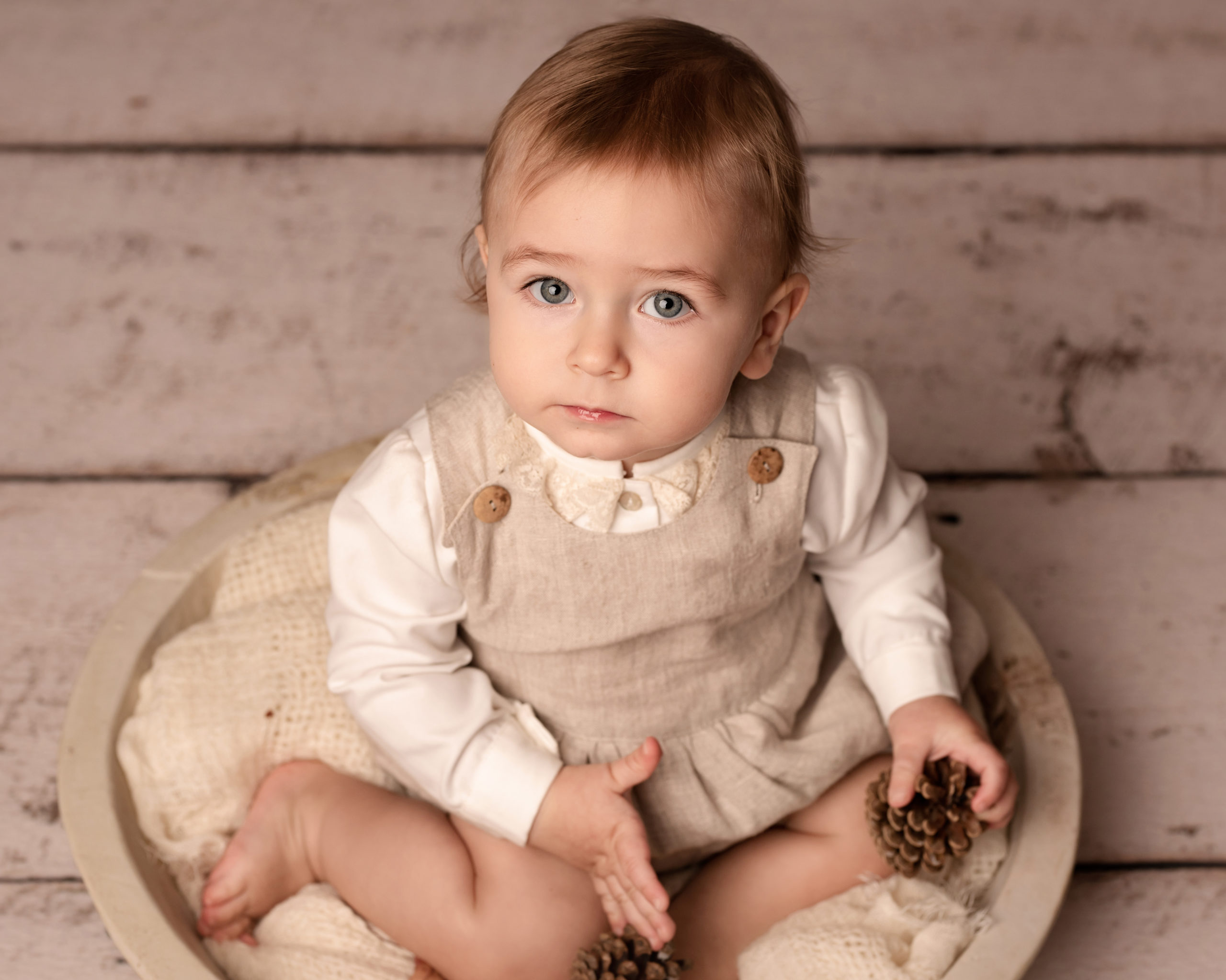 Belle photo bébé garçon en costume de Paqui Barroso faite à la main réalisée hors du shooting famille stylisée en studio photographie fine art à Bruxelles