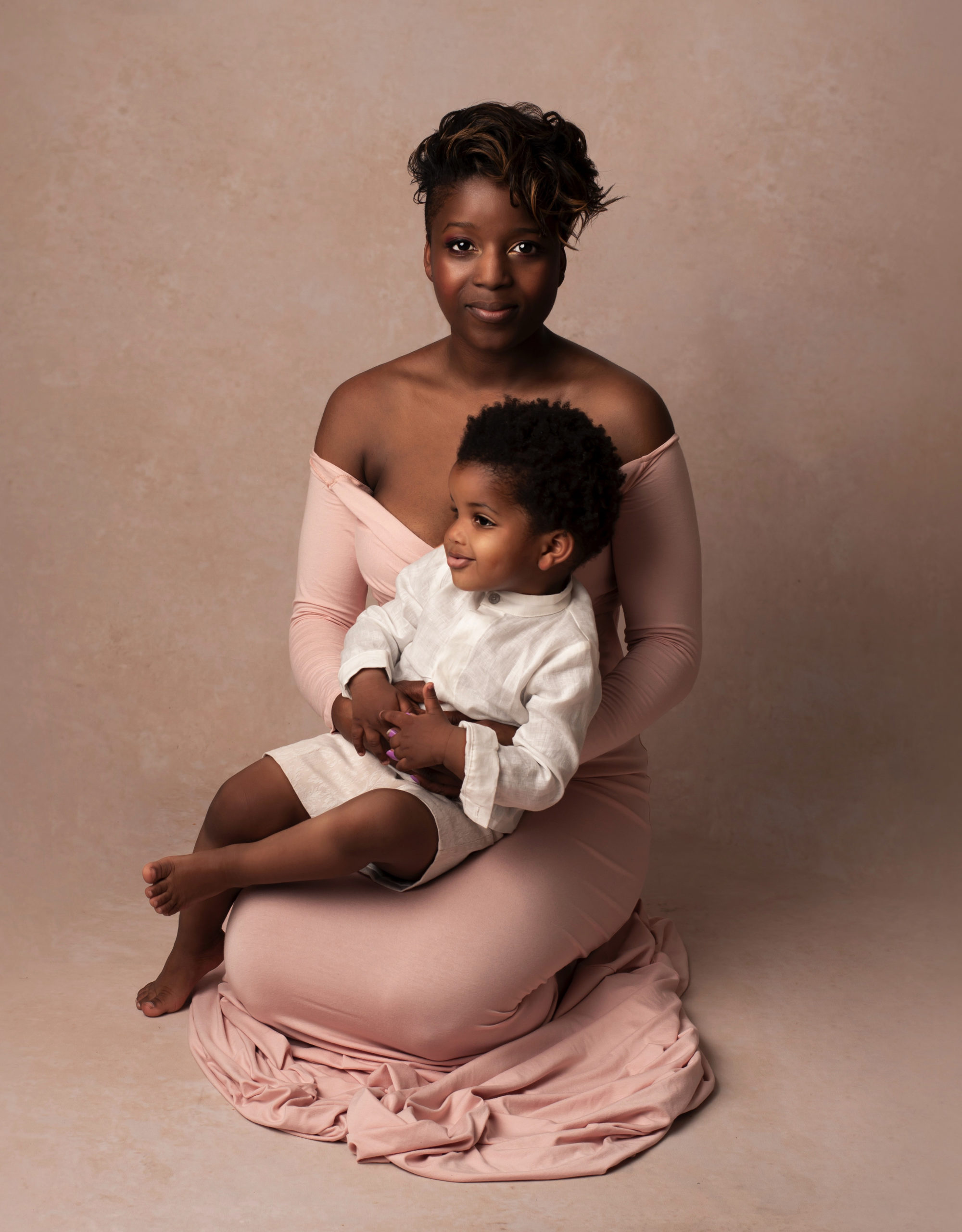 photo enfant fille en robe magnifique faite à la main avec sa mère réalisée hors du shooting photo famille fine art stylisée en studio à Bruxelles