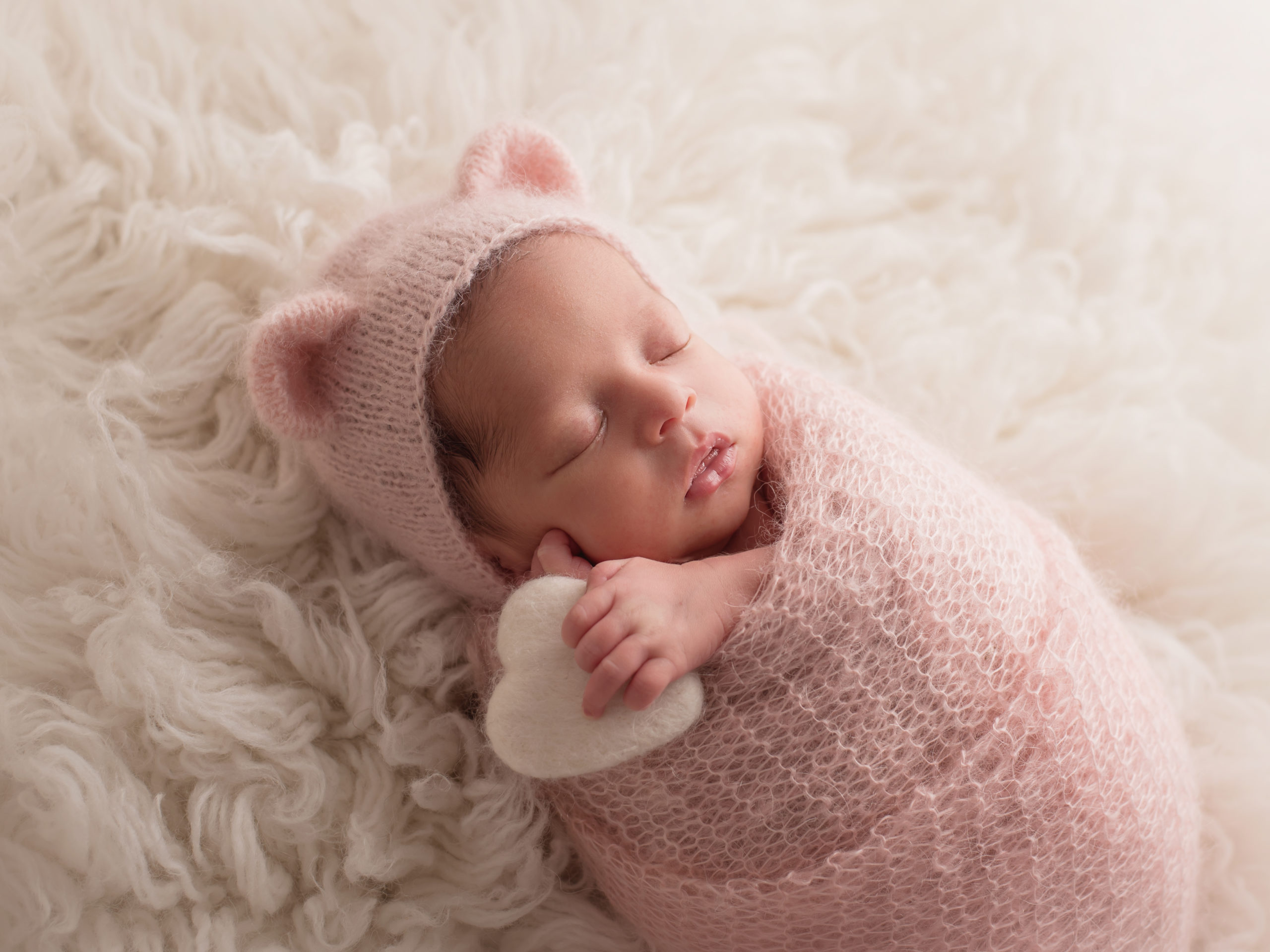 Photo bebe fille nouveau-ne dans le chapeau rose